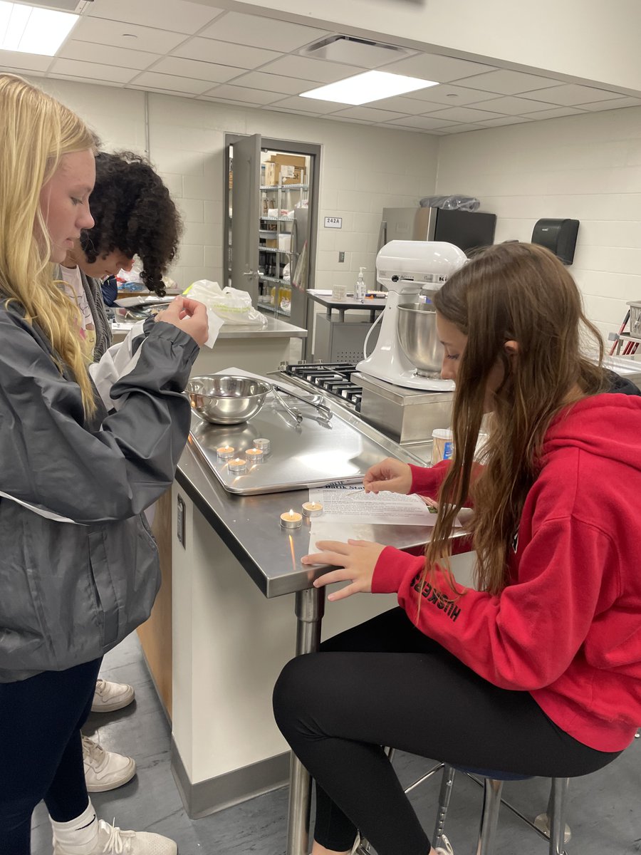 lsbhigh's tweet photo. Introduction to Design investigated fashion and interior design materials and fibers to determine what works best and when #lsbdesign #sayyestofcs #clawsout https://t.co/ZKZn0WwQij