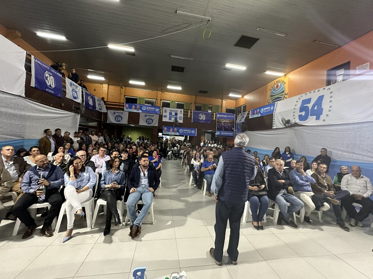 SantiagoBorsari's tweet photo. Gran jornada de recorrida de la mano de @lauraraffo y @luisaheber en el departamento de Rivera, visitamos @UTECuy y #URUFOR.
¡@sumar_uy salió a la cancha con fuerza, con propuestas e ideas transformadoras! https://t.co/Bh23uX9uan