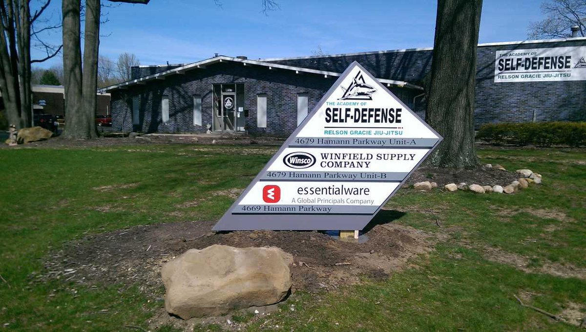 EasySignOhio's tweet photo. Multi-tenant signs are a great way to promote all of the businesses in your building. At Easy Sign, we design custom multi-tenant signs that are both eye-catching and informative.#multitenantsigns #businesssigns #signage #branding #marketing #smallbusiness #commercialsignage https://t.co/DYp8FhRmCE