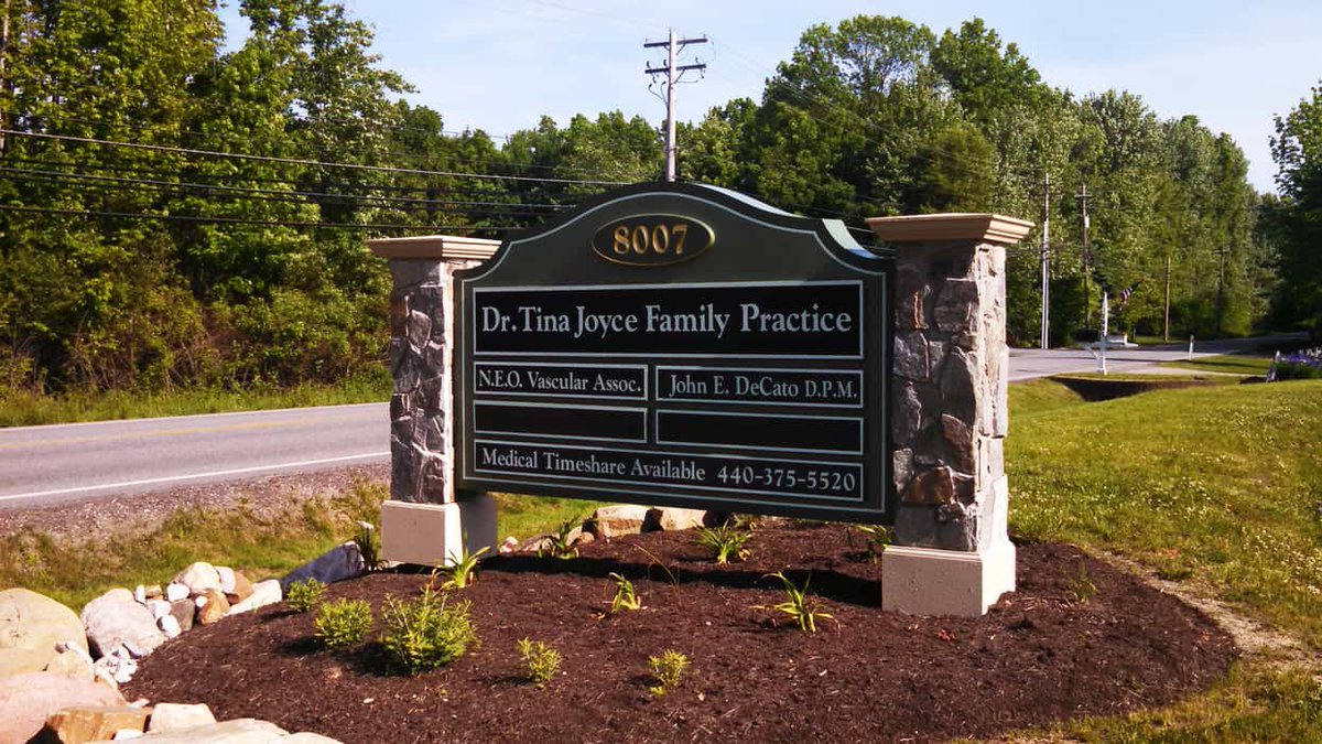 EasySignOhio's tweet photo. Multi-tenant signs are a great way to promote all of the businesses in your building. At Easy Sign, we design custom multi-tenant signs that are both eye-catching and informative.#multitenantsigns #businesssigns #signage #branding #marketing #smallbusiness #commercialsignage https://t.co/DYp8FhRmCE