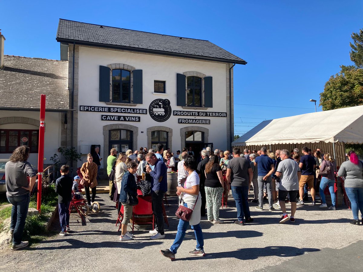 "Le Re'Peyre", une nouvelle destination gourmande en gare d'Aumont-Aubrac ! 🍽

Nouveau point de vente de produits locaux : fromage, charcuterie, boissons... De quoi ravir les papilles des voyageurs 🧀🍷

ℹ️🚉 Un projet "Place de la Gare" devenu un lieu de vie utile à tous.