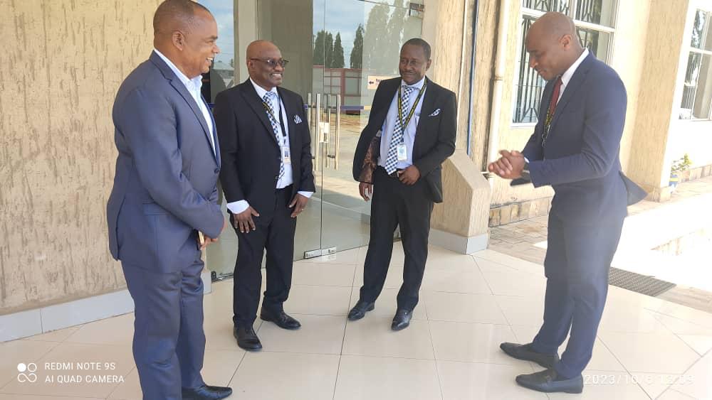 TRATanzania's tweet photo. #TEGETA Katika kufunga #WikiYaHudumaKwaMteja leo 06/10/2023 Kamishna wa Walipakodi wa Kati, Bw Alex Katundu amewashukuru walipakodi na wadau wa TRA ambao ni Benki ya CRDB, NBC, NMB na Manispaa ya Kinondoni Kwa kuendelea kushirikiana na TRA katika kufanikisha huduma. https://t.co/Yk7FYL26Vw
