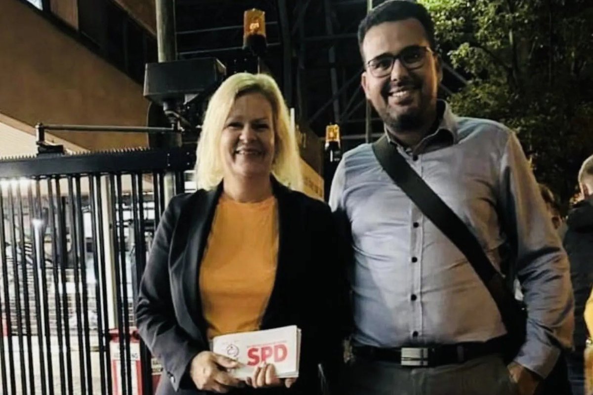 Frau #Faeser möchte nicht, dass das Foto, auf dem sie in inniger N̶i̶e̶d̶e̶r̶t̶r̶a̶c̶h̶t̶ Eintracht mit dem fundamentalistischen Extremisten Mustapha Lamjahdi zu sehen ist, geteilt wird. Also bitte lassen!

#FaeserRuecktritt