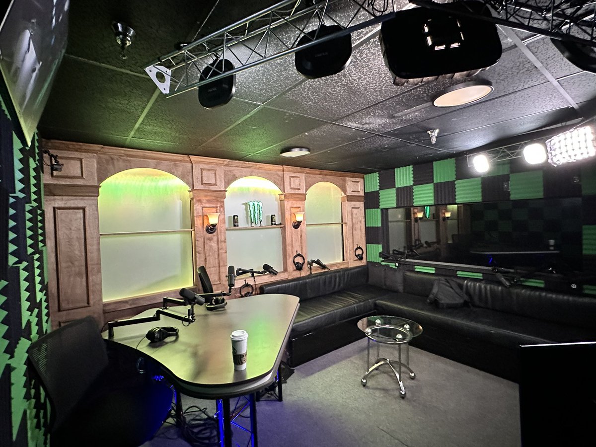 Thank you <a href="/shafermedia/">kevin shafer</a> for the awesome chat on our <a href="/SF3Softball/">Sixfour3</a> TWiF podcast on DIII 🥎 &amp; the current 🥎 landscape. Your super active participation in our local community is appreciated! A massive thanks to Jeff &amp; Scott <a href="/SalisburyVenue/">The Salisbury Center</a> for the use of their amazing studio.🎙️🥎🎥