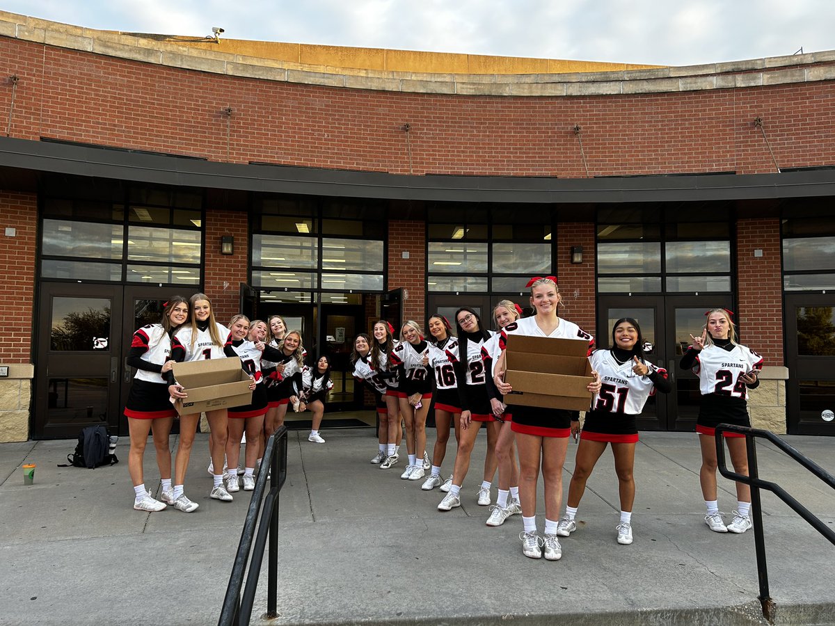 It must be Friday Gameday!! The cheerleaders are out in full force again! <a href="/EhighAthletics/">Emporia High Athletics</a>