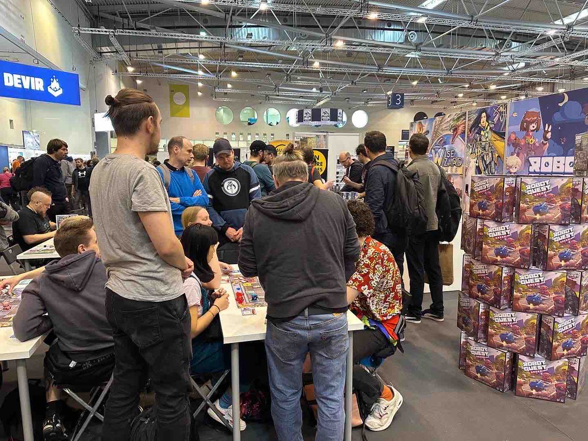Having so much fun at #essenspiel 🎲 Come find us in Hall 3 under the Star Realms sign!