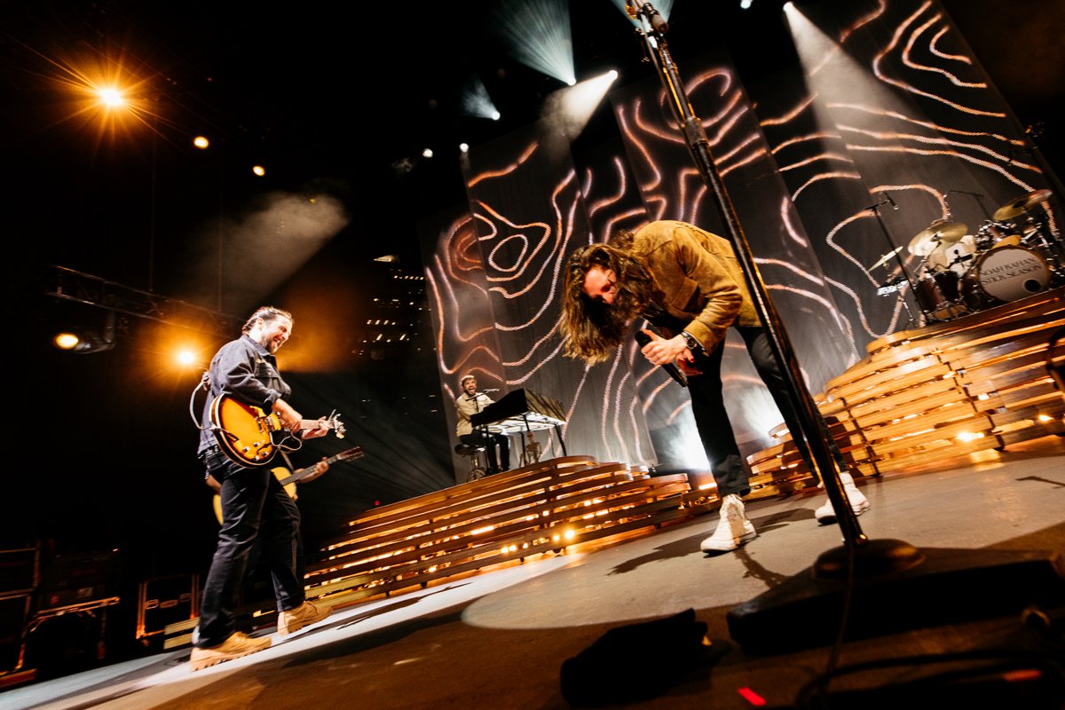 Sincere thank you to the outrageously talented @NoahKahan for having me in Nashville to sing one of my favourite of his songs. This man honours me with his kindness and uplifts me with his work. I'm grateful for memories like this and for artists like him 🖤 📸 @tylerkrippaehne