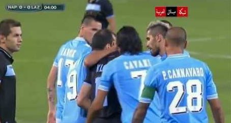 andresweiss_'s tweet photo. Seguro que habéis leído varias veces estos días esta frase de Miroslav Klose: “Dejé el fútbol porque ya no lo reconocía”

Lo que ha dicho lo podéis encontrar en otra cuenta, por eso hoy os quiero contar dos anécdotas que le definen como el jugador que más respetó al fútbol:

En 2012, en un Napoli-Lazio, marcó un gol con la mano a los 3 minutos de partido. Cuando el árbitro le preguntó, le admitió que había usado la mano para ello y lo anunó. Meses después dijo sobre esto: “No fue un problema decirlo. Hay muchos jóvenes que ven el fútbol en la TV y somos modelos a seguir para ellos”.

En 2005, en un partido contra el Arminia Bielefeld cuando él estaba en el Werder Bremen, le pitaron un penalti tras chocar contra el portero. Entonces, Klose le dijo al árbitro que no era correcto y que el portero había tocado el balón previamente. Cuando le dieron un premio por eso dijo: “Es un gran honor pero me irrita un poco. En mi opinión, es algo que siempre deberías hacer”

No habrá otro igual a él. Nunca.