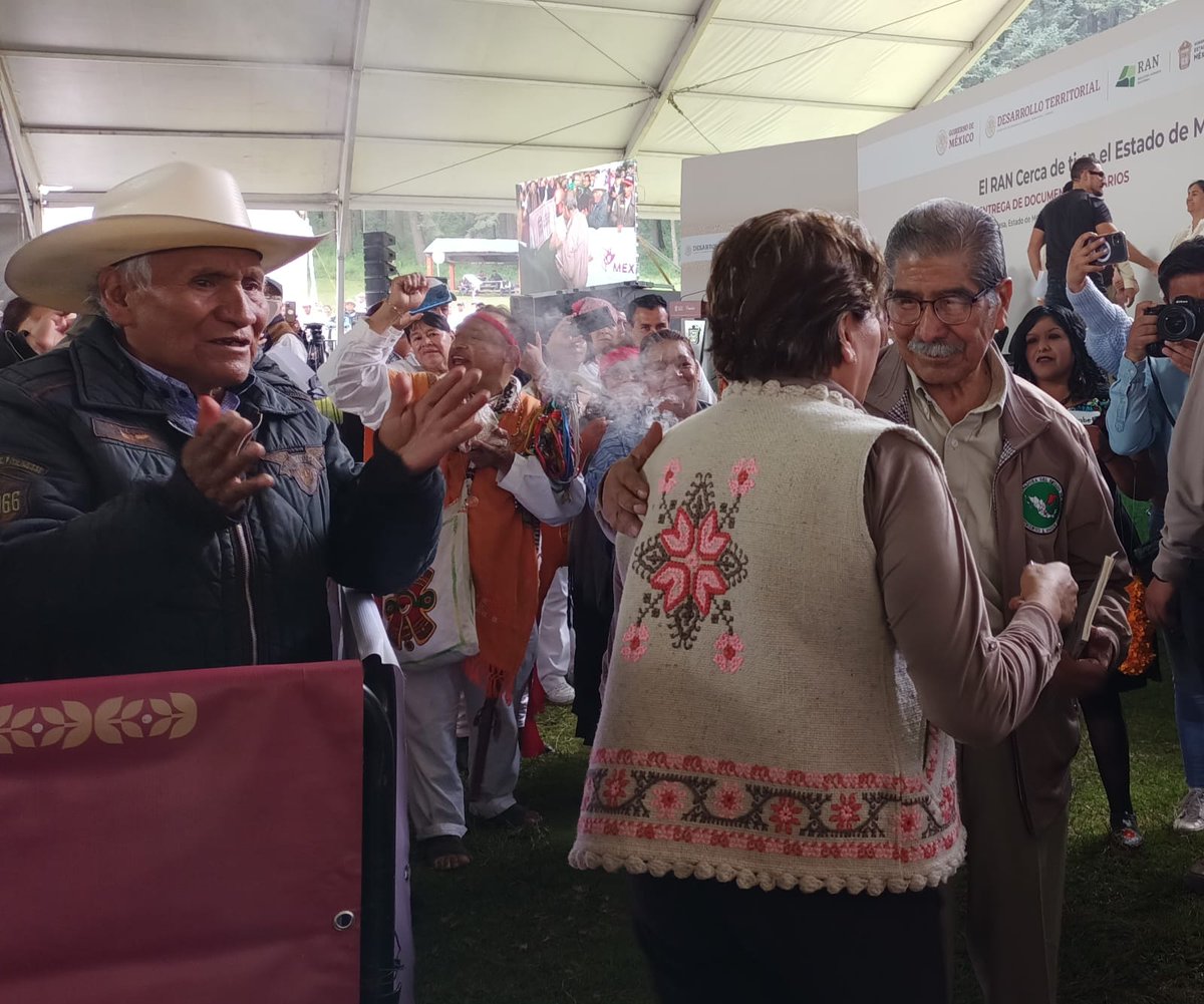 En el <a href="/Edomex/">Gobierno del Estado de México</a>, junto con <a href="/delfinagomeza/">Delfina Gómez A.</a> y <a href="/MeyerFalcon/">Román Meyer Falcón</a>, entregamos más de 3 mil documentos, beneficiando a 850 ejidos de 96 municipios de la entidad. Porque son tiempos nuevos, tiempos de jóvenes y mujeres, seguimos haciendo realidad el principio transformador: primero los pobres