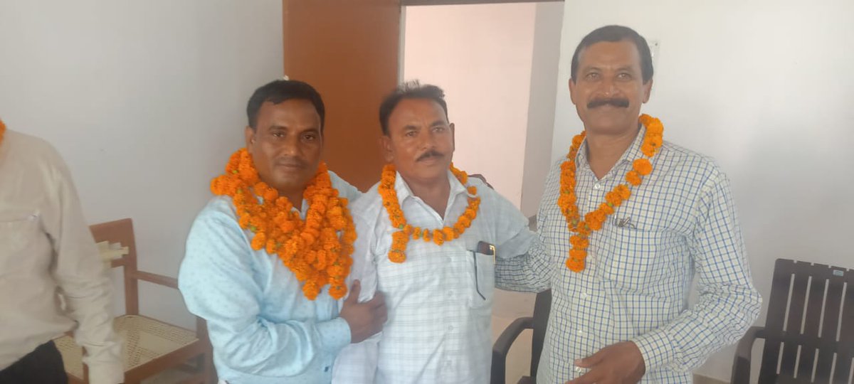 RajkumarBarwar6's tweet photo. #पशुधन प्रसार अधिकारी संघ #गोण्डा का  #चुनाव संपन्न #अध्यक्ष बने #धर्मराज बरवार तथा #महामंत्री बने #रविंद्र कुमार बरवार ।
@dmgonda2 https://t.co/rntesNKme7