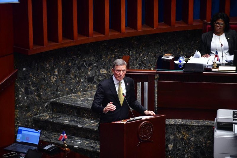 Le Chancelier🇩🇴Roberto Alvarez annonce que des pays et l’<a href="/ONU_fr/">Nations Unies (ONU)</a> ont sollicité l’autorisation pour transiter des médicaments et des aliments en🇭🇹via la RD.<a href="/RobalsdqAlvarez/">Roberto Alvarez</a> fait remarquer que cette décision relève de la compétence du Président <a href="/luisabinader/">Luis Abinader</a> <a href="/ListinDiario/">LISTÍN DIARIO</a> #RFMINFO