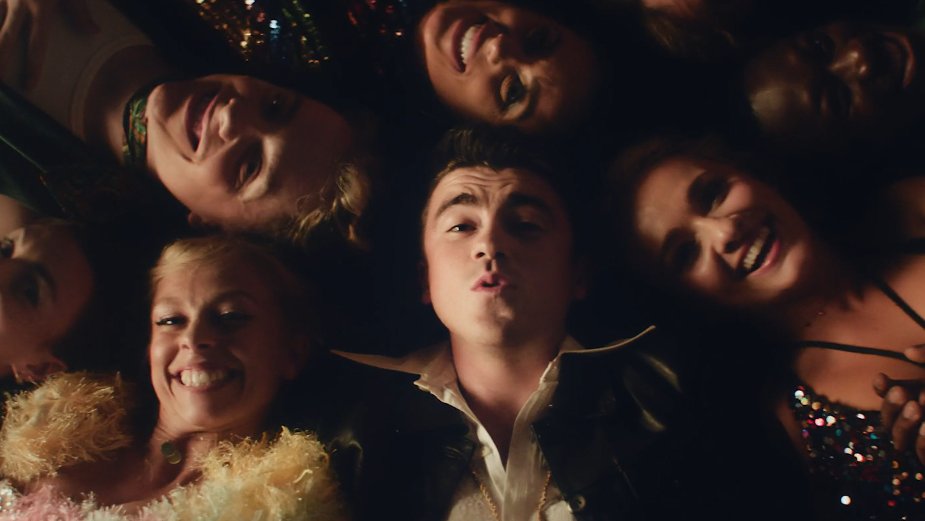 .<a href="/DeclanMcKenna/">Declan McKenna</a> sleepwalks his way to the nightclub in 'nothing works' Video from <a href="/RiffRaffFilms/">RIFF RAFF FILMS</a>. hubs.la/Q024C3dw0