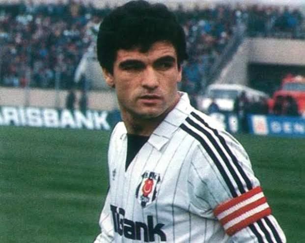 gokmenozcan's tweet photo. 🚨BİLGİ🚨

Beşiktaş efsanesi ve teknik direktör adayı Rıza Çalımbay'la konuştum. Seçim sürecine kadar bile olsa görev almaya hazır olduğunu söyledi.

Rıza hoca, "Bana gelen bir teklif yok. Ama gelirse Beşiktaş'ı yarı yolda bırakmam" dedi. https://t.co/j95MHEwac5