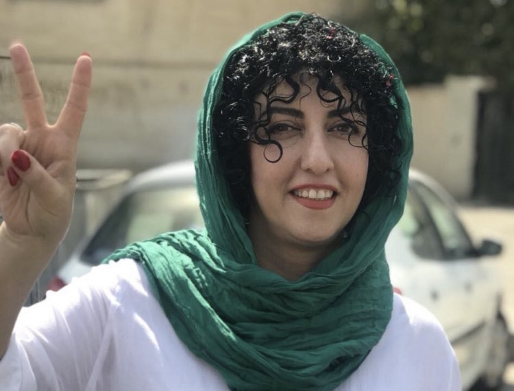 mompontet's tweet photo. Parce que les autorités iraniennes font tout pour essayer d’empêcher la circulation de cette photo il faut la partager. 
Comme il faut partager cette bonne nouvelle. 
Voici Narges Mohammadi Prix Nobel de la Paix 2023 pour son combat contre l’oppression des femmes en Iran. https://t.co/1H83FaxbFK