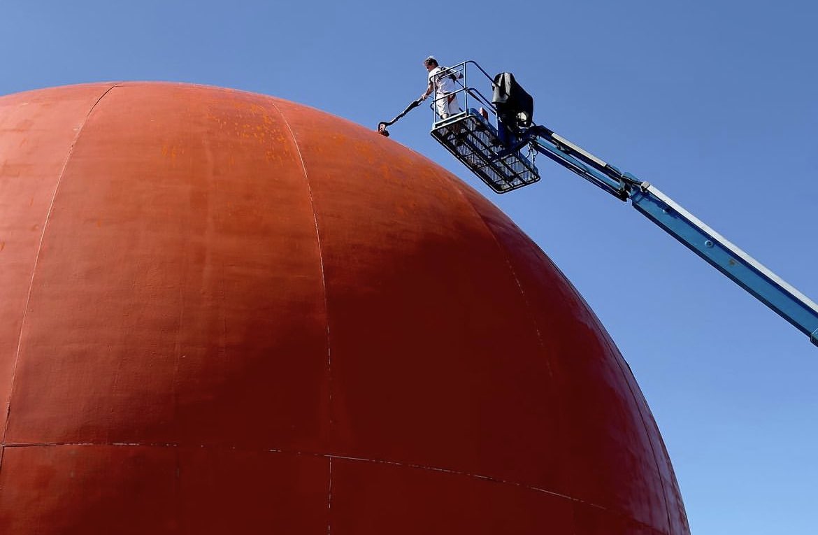 ToulasTake's tweet image. My buddy @EzraSoif stumbled on the Orange Julep being painted and managed to get invited onto the crane. I’m beyond jealous. Look at these pics, though!! #Montreal #OrangeJulep