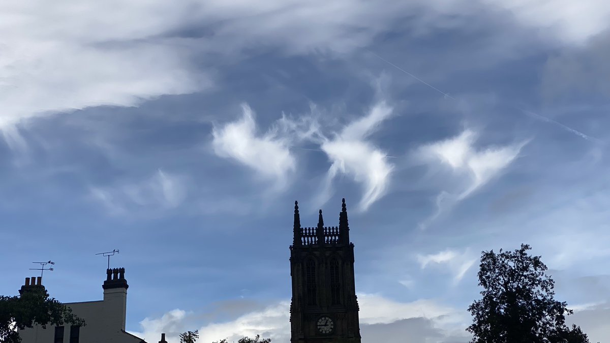 Michiko_Smith's tweet photo. @kerriegosneyTV @JonMitchellTV Some lovely looking clouds today in Leeds. #Lenticular_cloud #Angel_wings https://t.co/s1a6D2JPvH