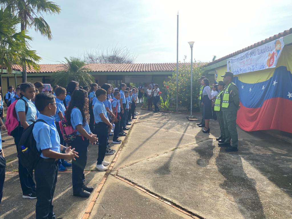PelotonCuarto's tweet photo. #06CT Centinelas permanentes comprometidos con el regreso a clases de nuestro cemillero de la patria. https://t.co/GcLEhjSKkT