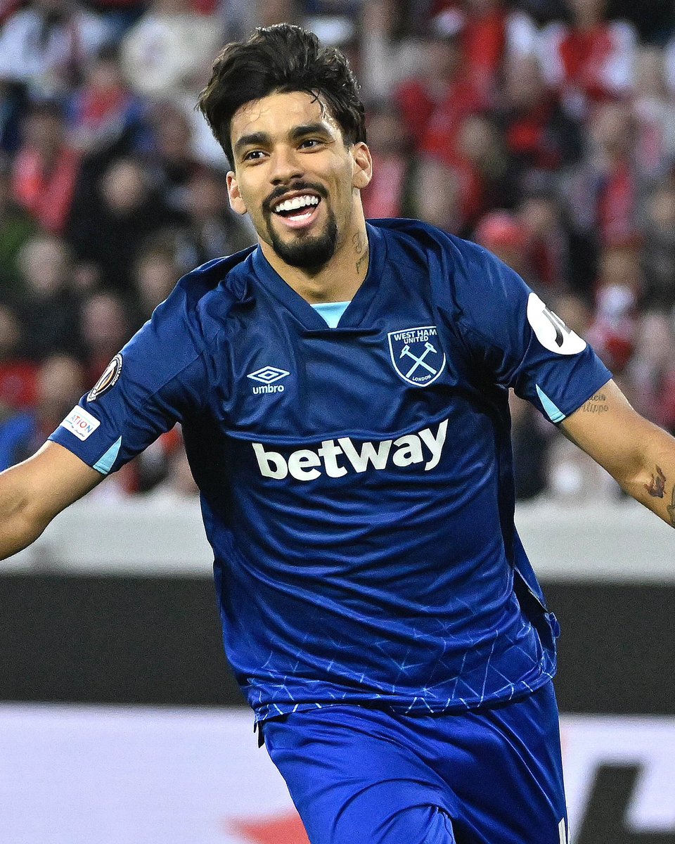 WestHam's tweet photo. Happy Hammers on World Smile Day 😃 https://t.co/3L09RuPKxp