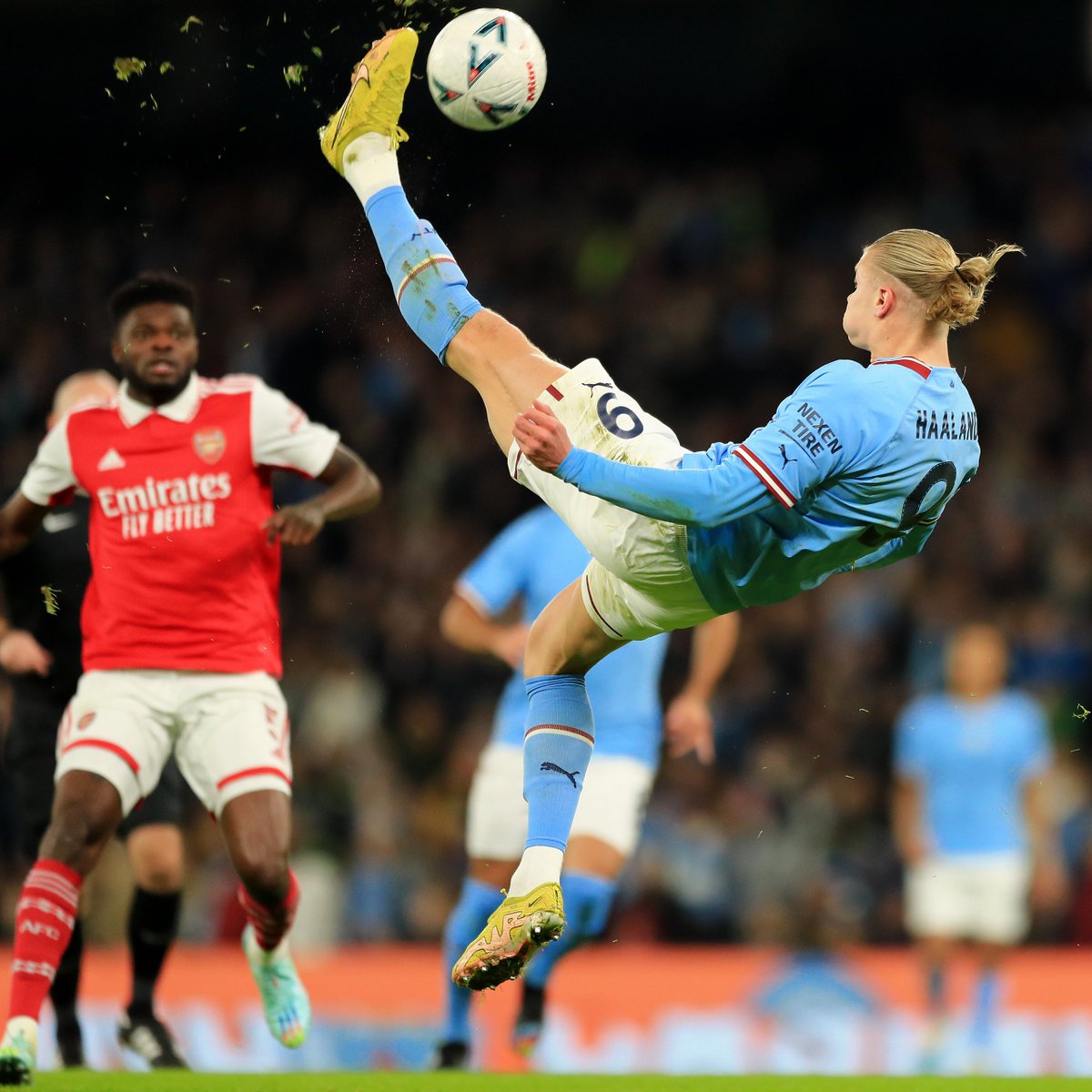 thefootballweek's tweet photo. Arsenal vs. Man City this Sunday is (allegedly) a title bout, though the Citizens have won the last 12 Premier League matches between this two. Arsenal haven't beaten City in the league since December 2015, when Manuel Pellegrini was managing the Sky Blues. https://t.co/s1OA4VUYUa