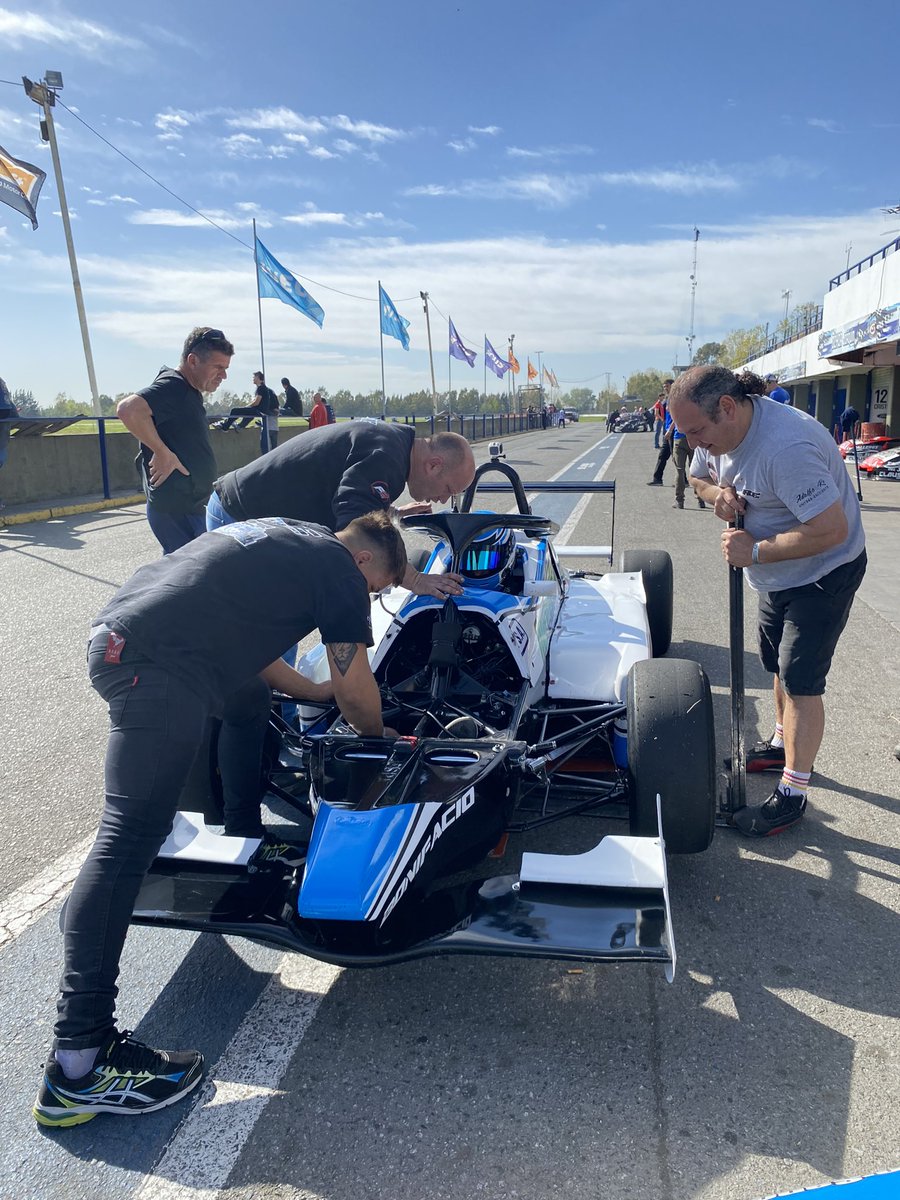 franchuluengo41's tweet photo. ⚒️ Mucho trabajo en el primer entrenamiento de la @F3Metropolitana 💪🏼
#FL11 🔹 #RePerformance https://t.co/b6xZtTJ8SK