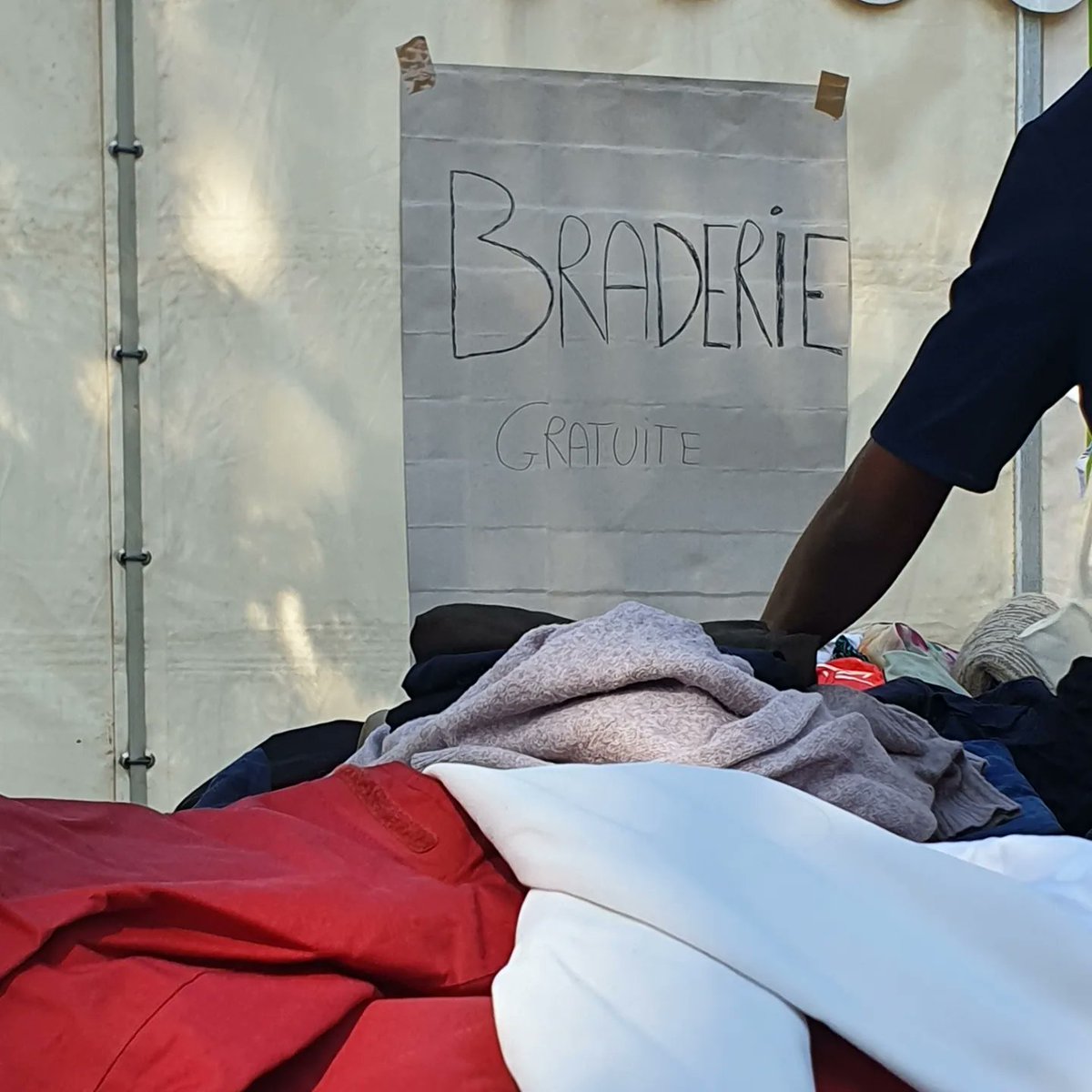 🚨 ALERTE ! 84% des étudiants de Montpellier ne mangent pas à leur faim !

Cet après-midi à Montpellier, le SCUM organise une distribution alimentaire et de vêtements en partenariat avec @crousmontpellier et @banque_alimentaire_herault pour plus de 300 étudiants