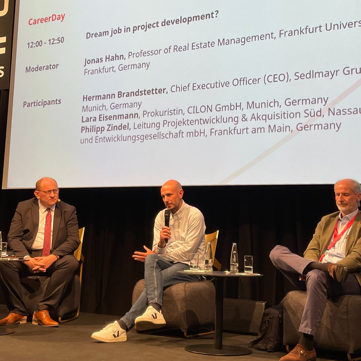 "#Projektentwickler müssen heute in einer schwierigen Marktlage viel breiter und kreativer aufgestellt sein als früher. Wir entwickeln zum Beispiel viel mehr im eigenen Bestand. Da sind für einige Standorte gute Ideen gefragt", sagt Philipp Zindel, unser Leiter