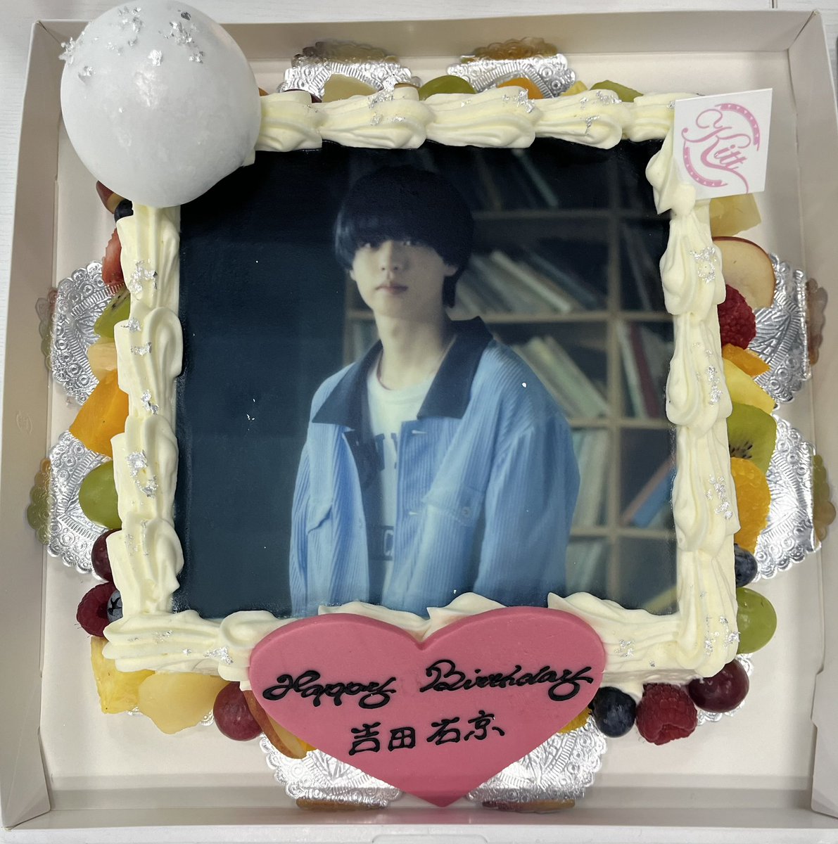 marcy0910's tweet photo. 【🎂Happy Birthday🎂】

本日10/6はVo.吉田右京の誕生日です🎉🎊

メンバー、スタッフよりバースデーケキ‼🎂🎁
改めて、お誕生日おめでとう！ https://t.co/r5NffToMgg