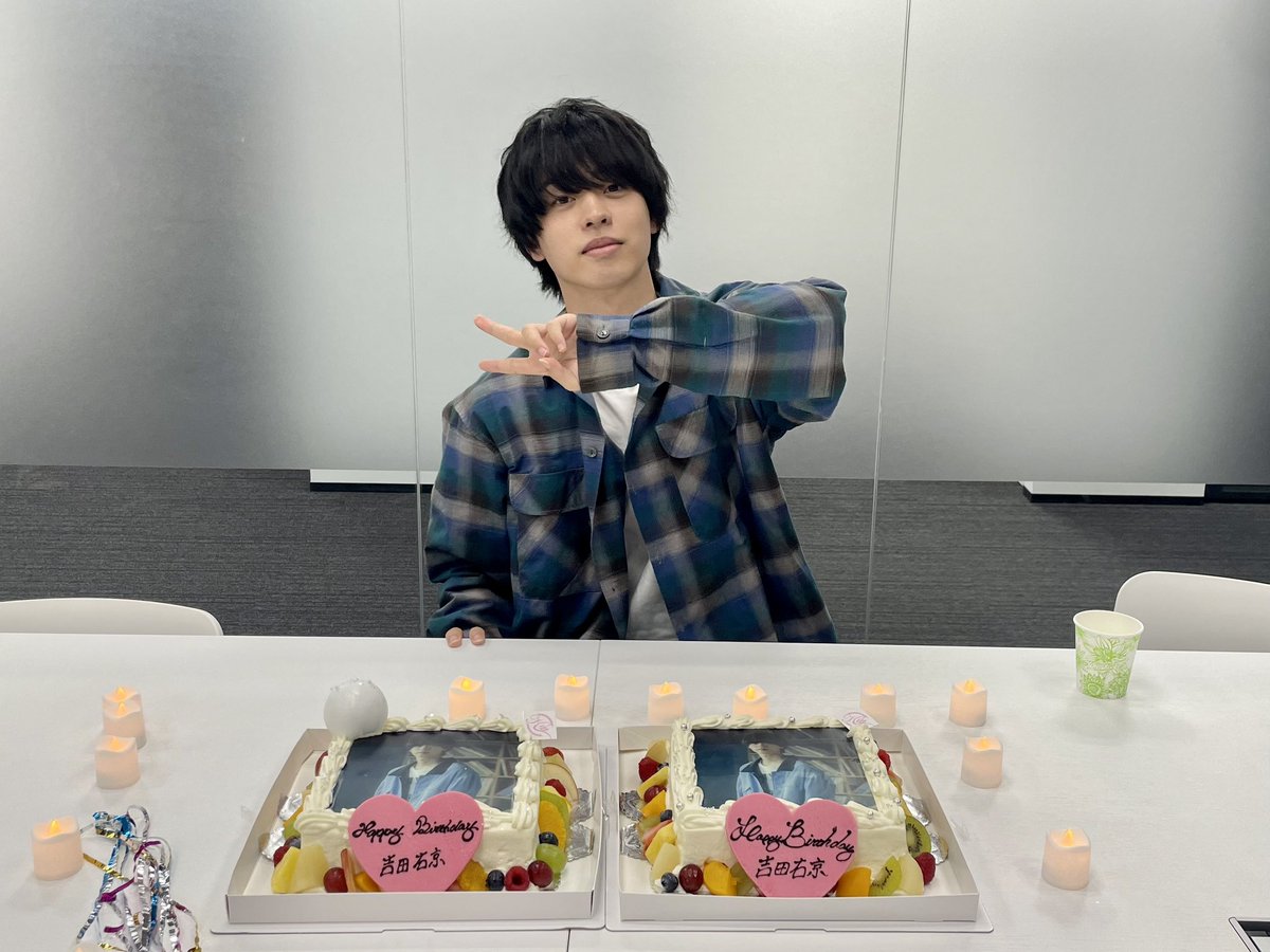 marcy0910's tweet photo. 【🎂Happy Birthday🎂】

本日10/6はVo.吉田右京の誕生日です🎉🎊

メンバー、スタッフよりバースデーケキ‼🎂🎁
改めて、お誕生日おめでとう！ https://t.co/r5NffToMgg