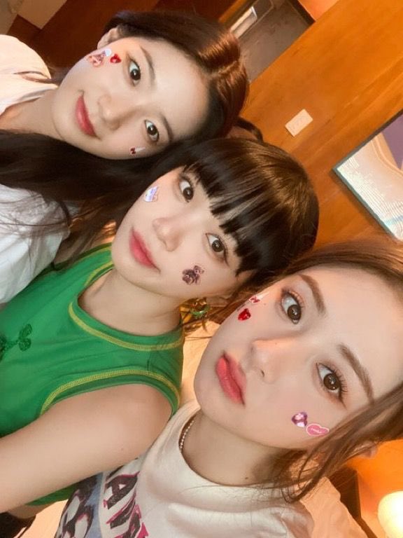 sserapics's tweet photo. get well soon, chaewon, yunjin, and Kazuha 😭 https://t.co/eD1rnAHsje
