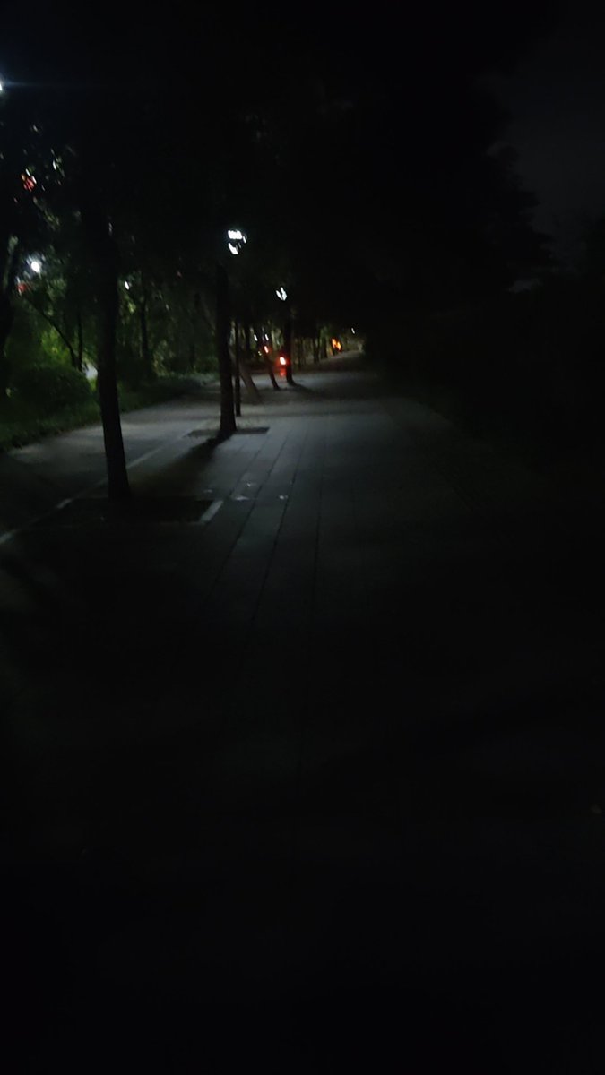 今晚的风儿格外冷落，带走了我一身的疲惫，留下无尽的孤独，仰望星空，唯有那一颗最闪烁的星星，还在陪伴着我
waiting for you