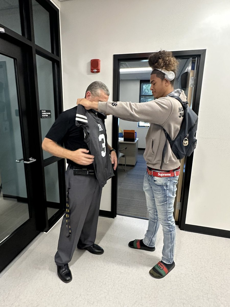 Robinson High School (@hcpsrobinsonhs) on Twitter photo RHS Football players passed out their jerseys for teachers to wear today and thank you cards. We love our teachers and are thankful for what they do each day! <a href="/RHS_FB_Knights/">Robinson Football</a> #HOCO RHS Football players passed out their jerseys for teachers to wear today and thank you cards. We love our teachers and are thankful for what they do each day! <a href="/RHS_FB_Knights/">Robinson Football</a> #HOCO