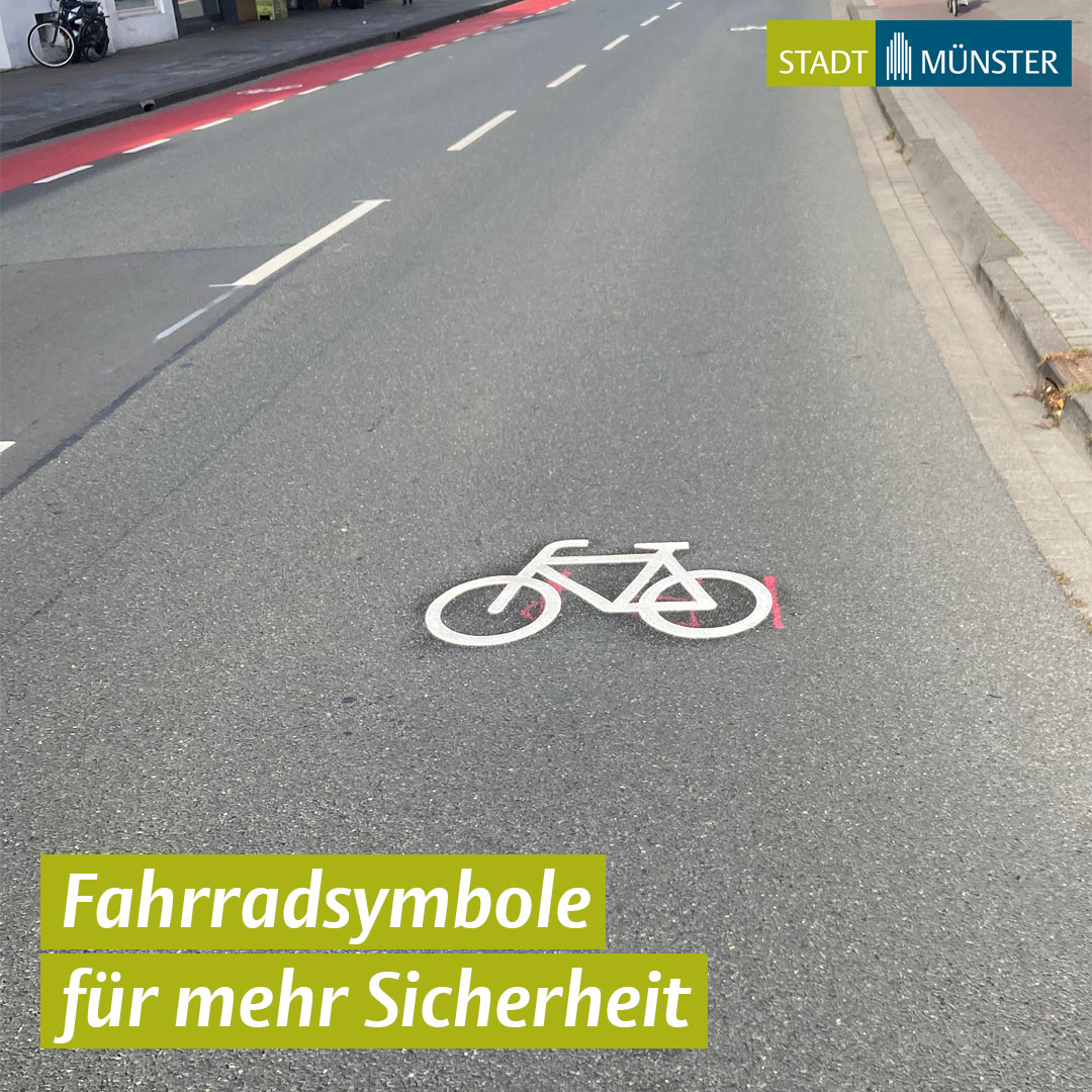 muenster_de's tweet photo. Fahrradpiktogramme auf der Fahrbahn der Wolbecker Straße zwischen Hansaring und Servatiiplatz in #Münster zeigen, dass der Radverkehr ebenfalls die Straße nutzen kann. Die Symbole sollen höhere Sicherheit und gegenseitige Rücksichtnahme bewirken.
ℹ️ ➡️ https://t.co/hT1GIXzZVE https://t.co/EBYc6QgRrE