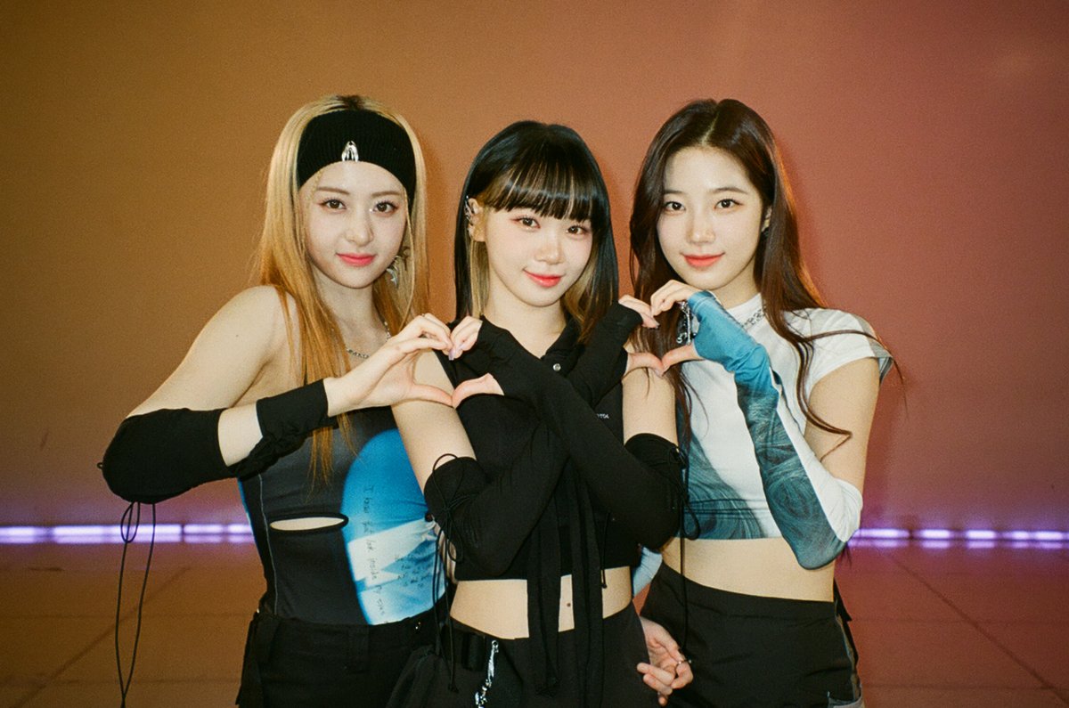 LSRFM_GLOBAL's tweet photo. Tweet, Quote Retweet, and Reply with:

GET WELL SOON CHAEWON 
GET WELL SOON YUNJIN 
GET WELL SOON KAZUHA 
#GetWellSoonChaewon 
#GetWellSoonYunjin 
#GetWellSoonKazuha https://t.co/GQrNPnubVu