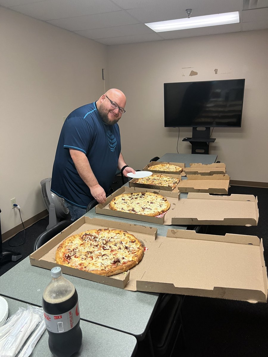 Got some pizza 🍕 for team #Primetime⚡️ for Serve Customer First Week 2023 from <a href="/OHPAunstOHPAble/">#unstOHPAble</a> Thanks for showing appreciation for the daily work the team puts in taking care of our customers.