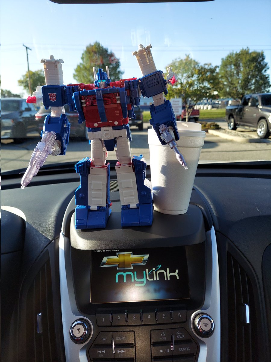 Ironhidensh's tweet image. My first #deskbot #dashbot #robotswithcoffee In my &apos;new to me&apos; car. Fitting its the best Studio Series figure made so far. I&apos;d be very happy if Hasbro set Bayverse figures aside and just concentrated on finishing out the &apos;86 movie!  @robotswcoffee @RwCJesse