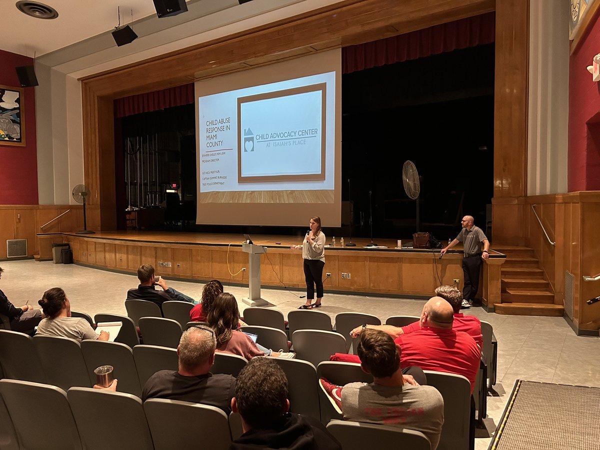 Curriculum_TCS's tweet photo. Troy City Schools team members are partnering with the Troy Police Department and the Child Advocacy Center for training on Erin’s Law/child abuse. A nice example of the partnerships we have in our community to keep our children safe.
#TheTrojanWay
 #teamwork https://t.co/oI6v0UEiNB