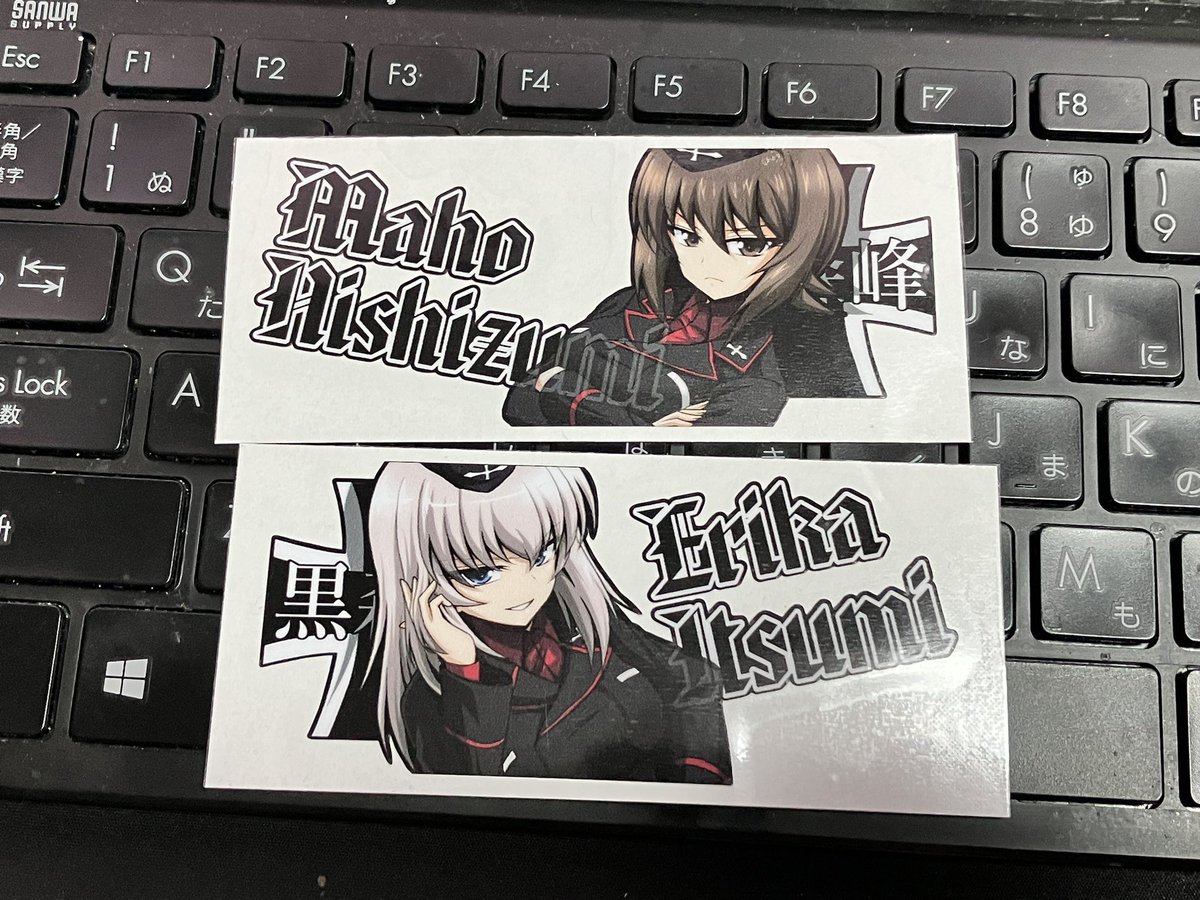 ステッカー発注したら小さいやつをオマケにつけてくれたのはいいんだけど
私的にはこれグッズ判定になっちまうのよ
どうしたらいいんだろ 