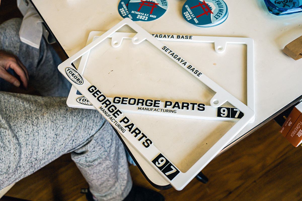 世田谷にある自動車のパーツ屋さんがナンバーフレームを作りました。色
