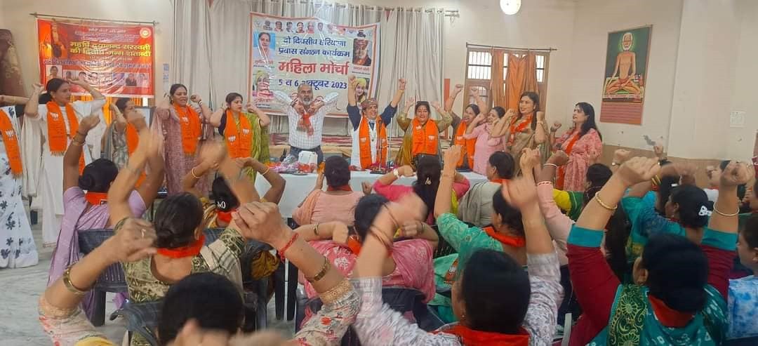 bjpmmambala's tweet photo. BJP महिला मोर्चा हरियाणा प्रदेश अध्यक्षा @Sunitadangibjp जी के साथ हिमाचल प्रदेश अध्यक्षा वंदना योगी जी ने महेश नगर मण्डल में आशा बहू और आंगनवाड़ी कर्मियों से कामकाज की जानकारी ली।  #BJMMHRY_Pravas #BJMMHR @prachikhuranaz @Vanathisrinivasan https://t.co/pW6UoMHYHK