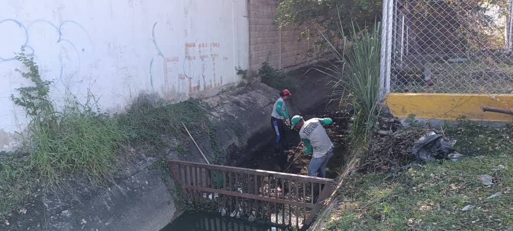 viceservicios's tweet photo. Seguimos trabajando en el mantenimiento y limpieza de nuestros espacios por eso el equipo de #serpumar estuvo en:
📍Av. Aragua
📍Canal de La Mantuana
#ElEsequiboSeDefiende https://t.co/ZgFiDNLxjE