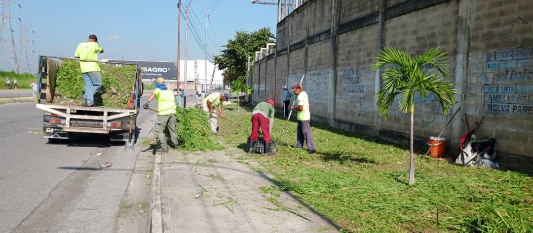 viceservicios's tweet photo. Seguimos trabajando en el mantenimiento y limpieza de nuestros espacios por eso el equipo de #serpumar estuvo en:
📍Av. Aragua
📍Canal de La Mantuana
#ElEsequiboSeDefiende https://t.co/ZgFiDNLxjE