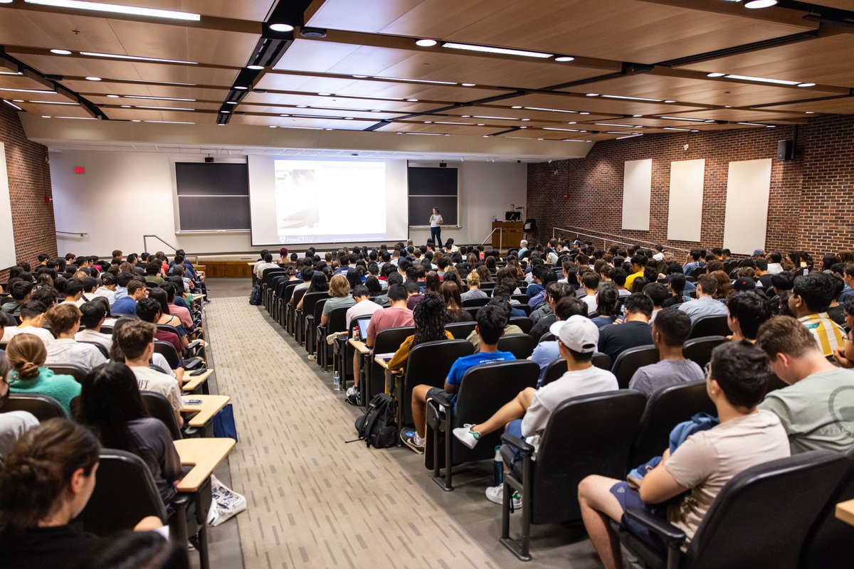 Over 200 first-year students came to learn what it means to do undergraduate research this year! Thank you to @PennCURF for letting research peer advisers connect with new students as early as their first week at Penn!