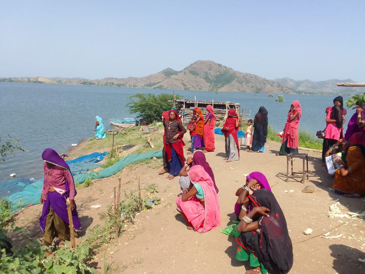 narmada_samagra's tweet photo. नदी एम्बुलेंस कार्यक्षेत्र के ग्राम झण्डाना, तह. सोंडवा, जि. अलीराजपुर में आज (05/10/23) रेडक्रॉस सोसायटी द्वारा प्रदत्त हाइजेनिक किट का 83 महिलाओं को वितरण किया गया।

#Narmada #RewaSewaKendra #Kakrana #Jhandana #Alirajpur #RedCross #HygieneKit #MadhyaPradesh https://t.co/WNuaUDiLeM