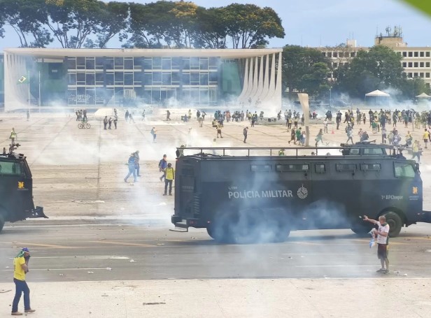 ➡️ Quem são os 6 réus de novo julgamento no STF por atos do 8 de Janeiro.

Mais seis réus estão sendo julgados no STF pelos atos democráticos do 8 de Janeiro. Alexandre de Moraes votou pela condenação deles.

Leia: bit.ly/46lMGvS