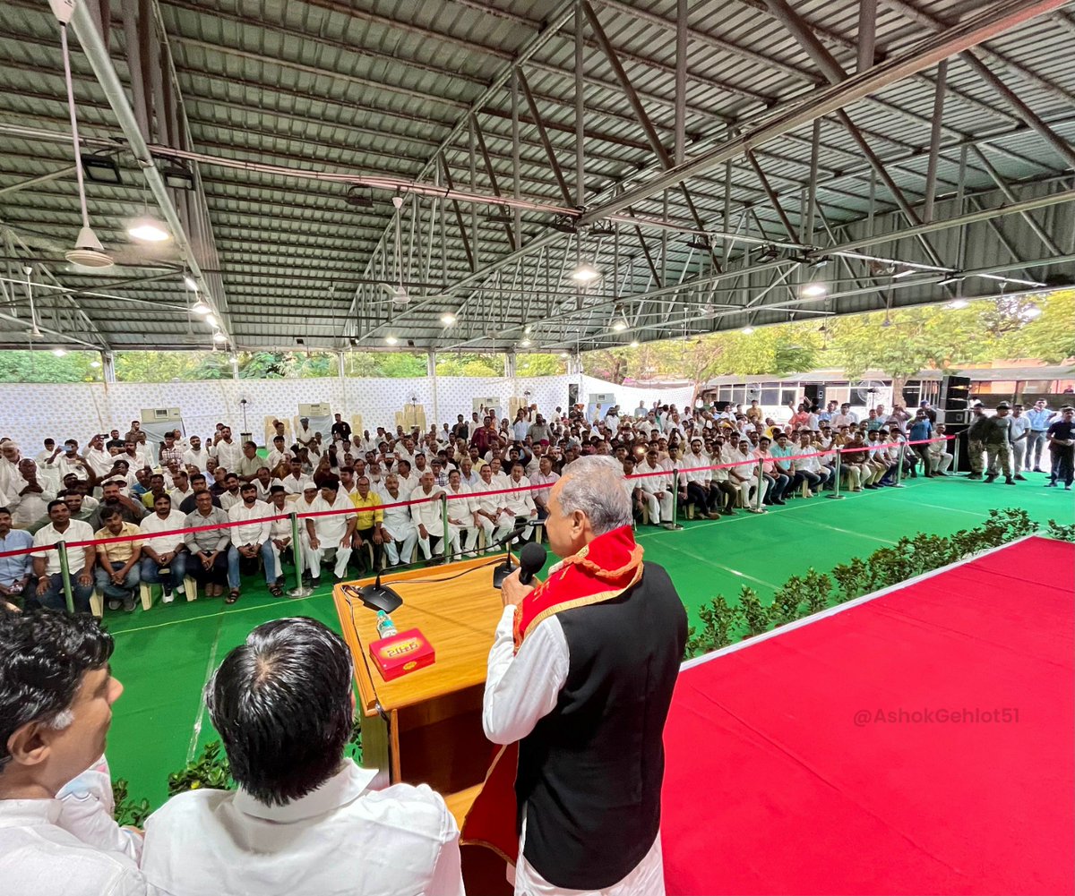 ashokgehlot51's tweet photo. अब 53 जिलों का हुआ राजस्थान !

आज 3 नए जिलों के गठन की घोषणा के उपरांत सुजानगढ़ क्षेत्र के लोगों ने निवास आकर सद्भाव व्यक्त किया।

मुझे विश्वास है यह कदम सुविधाओं को हर क्षेत्र तक 10 गुना तेज़ी से पहुंचाने में कारगर होगा। सुजानगढ़वासियों का आभार।

#कांग्रेस_फिर_से https://t.co/WapzsL3lTv