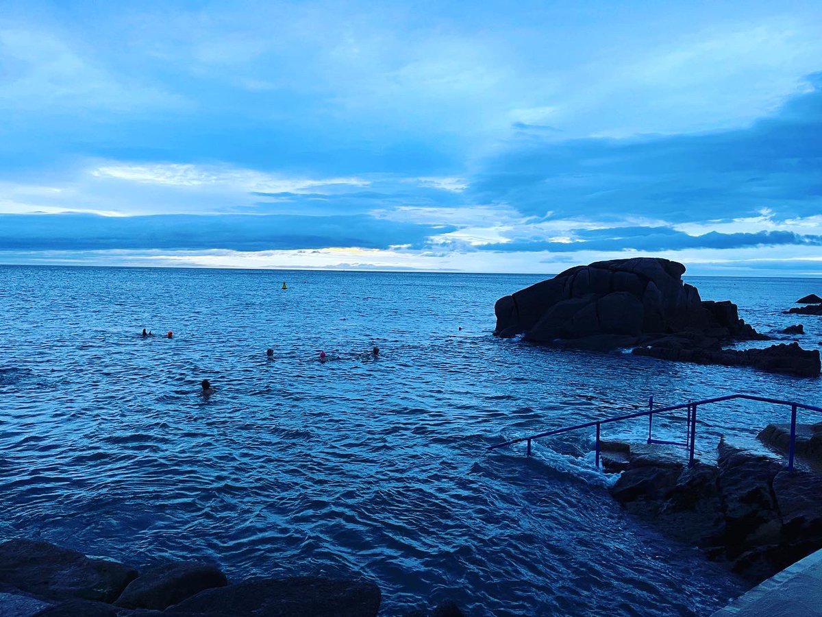 DunleavyBernard's tweet image. Swim 264/365…a dip on ‘Ivy Day’ is the first swim of Michaelmas Term for the Law Library Polar Bears! #AYearInTheDrink #365Swims #6thOctober #IvyDay #21MinuteSwim #FortyFoot #Sandycove #72600mIn264Swims #LawLibraryPolarBears @outdoorswimming @DLRTourism @mulligannaomia