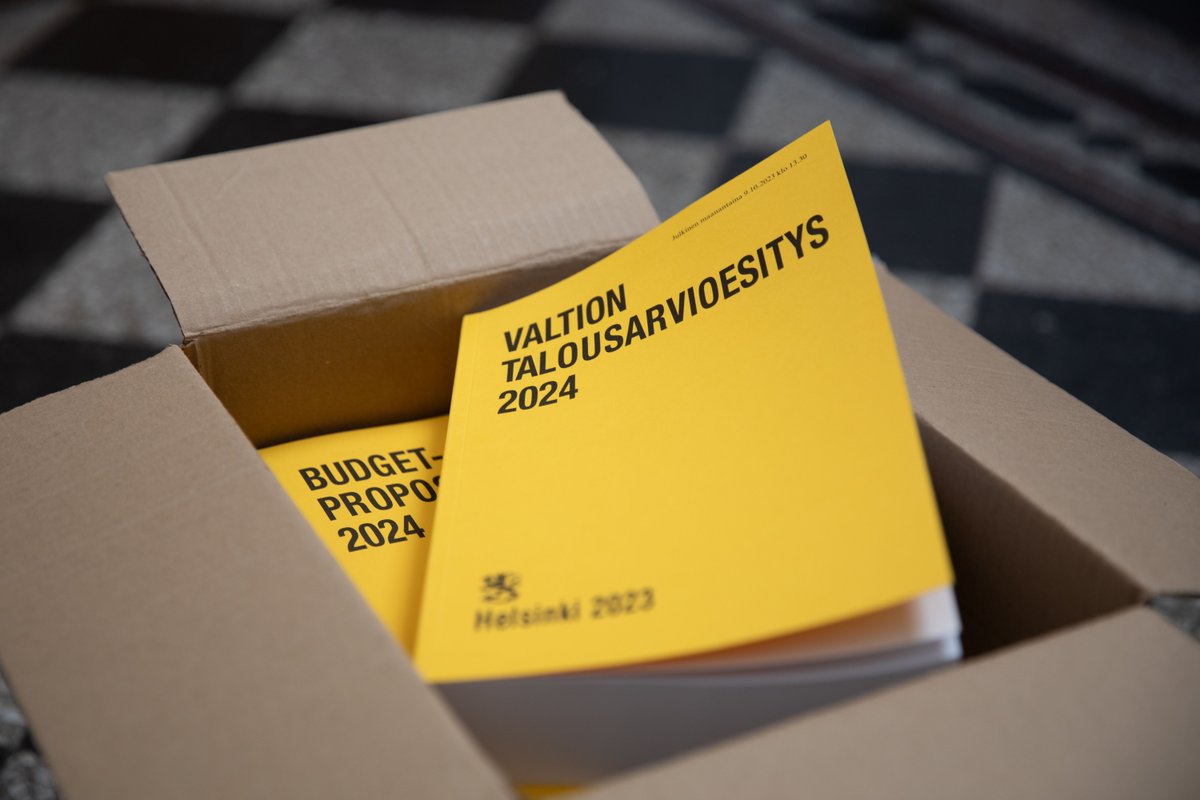 Ensi vuoden budjettiesitys on taas saanut keltaiset kannet. Esitys julkaistaan kokonaisuudessaan maanantaina 9. lokakuuta.

Samana päivänä julkaisemme myös talousennusteemme. 
🔹 Verkkolähetys klo 11: youtube.com/watch?v=qgRL2E…

#Talous | #Budjetti2024
