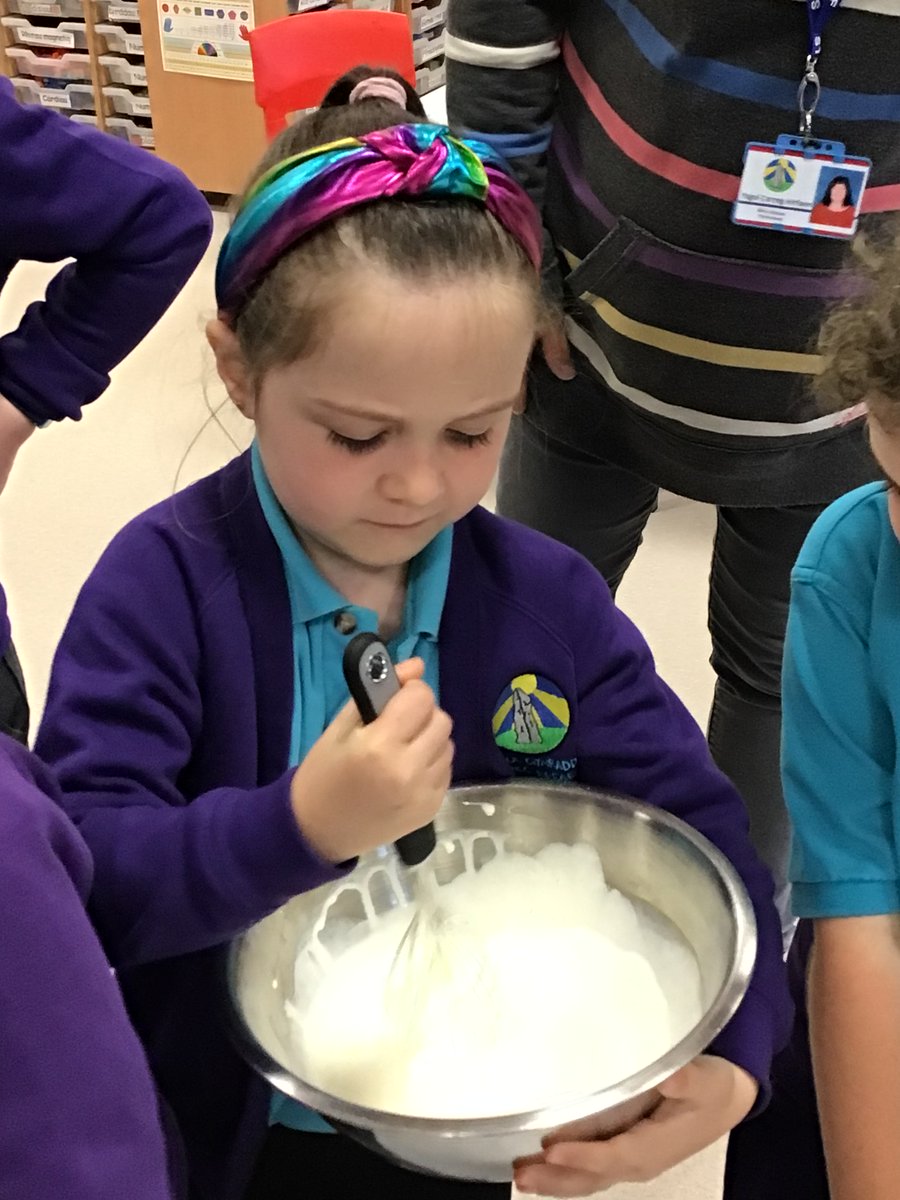 CarregHirfaen's tweet photo. Diolch i Alison am ddodd mewn i ddosbarth Hathren i ddangos i’r plant sut mae gwneud menyn a chaws. #HathrenCH #ThemaCH https://t.co/4fG8RIbwa5