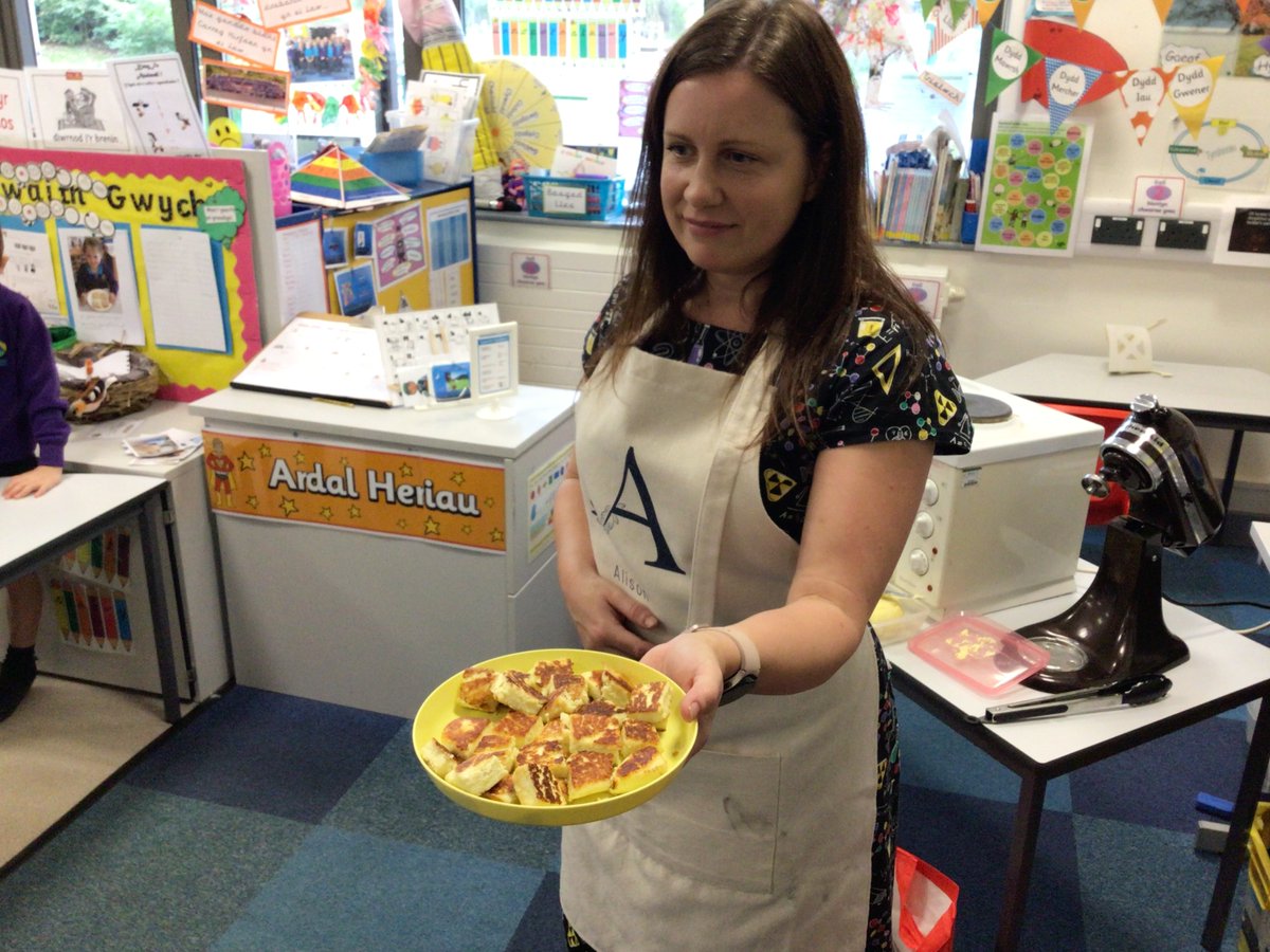 CarregHirfaen's tweet photo. Diolch i Alison am ddodd mewn i ddosbarth Hathren i ddangos i’r plant sut mae gwneud menyn a chaws. #HathrenCH #ThemaCH https://t.co/4fG8RIbwa5
