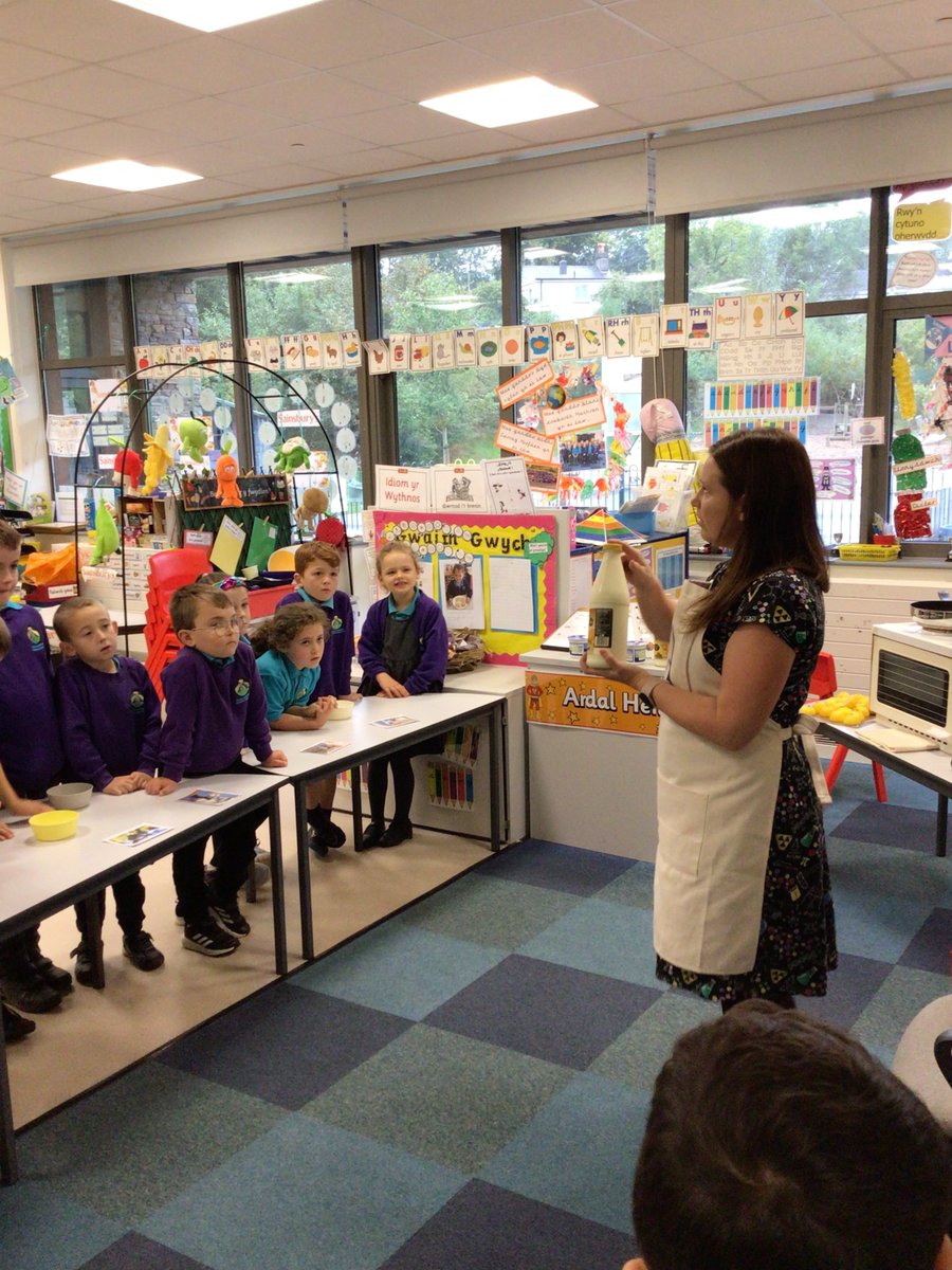 CarregHirfaen's tweet photo. Diolch i Alison am ddodd mewn i ddosbarth Hathren i ddangos i’r plant sut mae gwneud menyn a chaws. #HathrenCH #ThemaCH https://t.co/4fG8RIbwa5